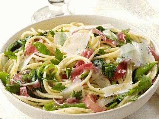 Špagete sa zelenim graškom i pršutom