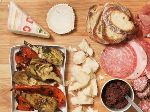 Antipasti sa pečenim povrćem, kobasicom i sirom