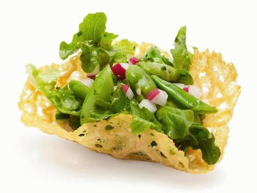 Prolećna salata s košarama sa parmezanom