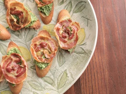 Crostini s hrskavom pancetom i rukolom pesto