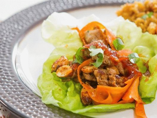 Pikantno predjelo od puretine na listiće salate sa džemom od crvene paprike