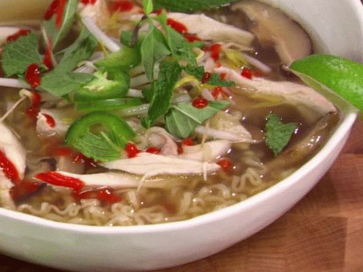 Fotografija vijetnamske supe Fo Ha (supa od rezanaca sa piletinom)