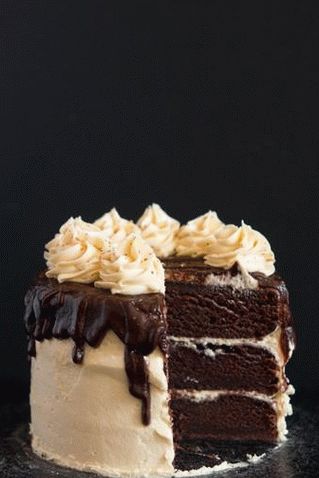 Foto mokri čokoladni kolač sa kremom od vanilin puter