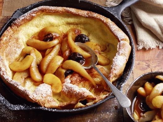 Foto vazdušna palačinka sa kompotom od jabuke i kruške