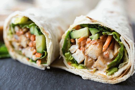 Pileći oblog u tajlandskom stilu sa začinjenim sosom od kikirikija