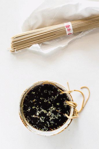 Fotografija japanskog tsuyu sosa za rezance od soba
