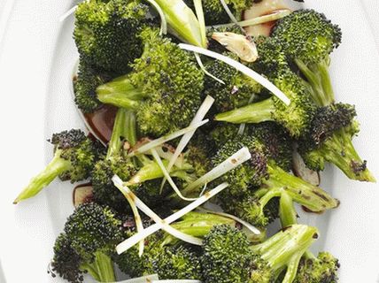 Foto pečeni brokoli sa zelenim lukom