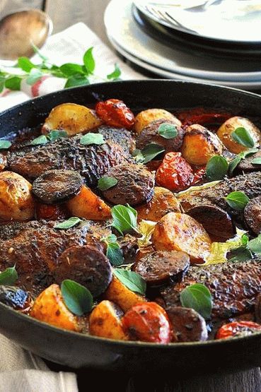 Fotografija zapečenog piletine s chorizo ​​i krumpirom