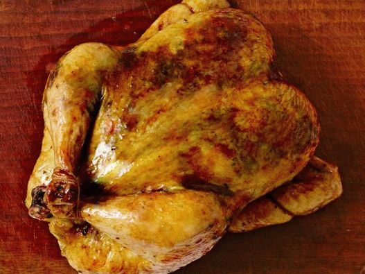 Foto pečena piletina sa salatom od pasulja, crvene naranče i komorača