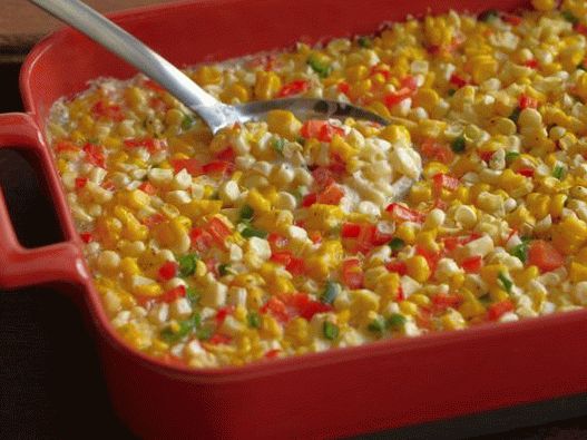 Foto kašika kukuruza na kukuruzi sa zvonom i ljutom paprikom
