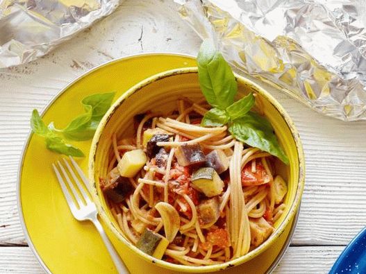 Zdrave špagete s ljetnim povrćem u foliji na žaru
