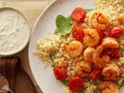 Škampi s kuskusom i jogurtom i hummus sosom