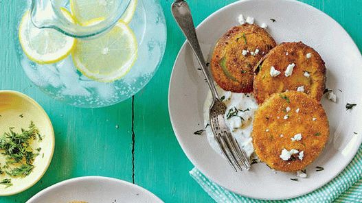 Fotografija dubokog prženog zelenog paradajza sa začinjenom majonezom