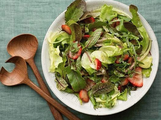 Foto zelena salata sa jagodama i balzamičnim sosom