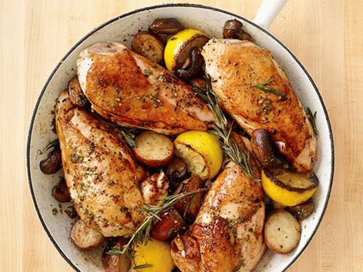 Foto pržena piletina s krumpirom i gljivama