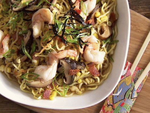 Foto prženi Ramen rezanci sa škampima, kukuruzom i slaninom