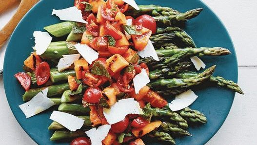 Fotografija šparoga na žaru sa salatom od dinje