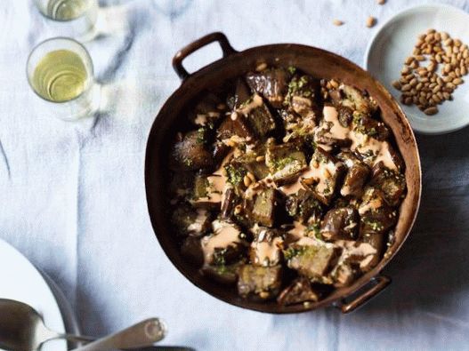 Fotografija prženog patlidžana s mahunom pesto i narandže