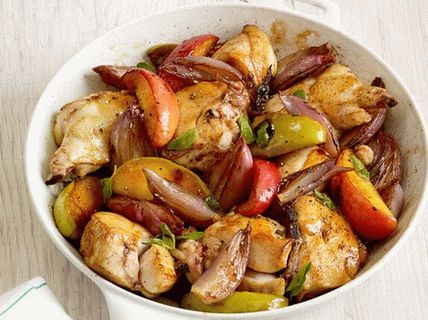 Fotografija prženih pilećih prsa u glazuri s jabukama