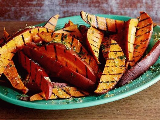 Foto prženi slatki krompir s dimljenom aromom