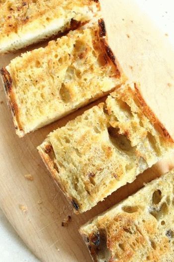 Fotografija prženog talijanskog hleba na žaru