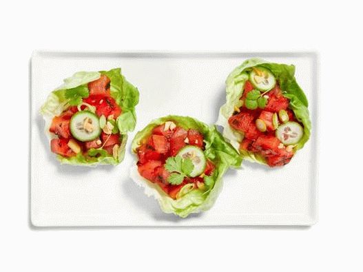 Fotografija lubenice sa roštilja u lišću tajlandske salate