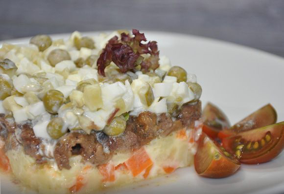 Zimska salata sa gulašom